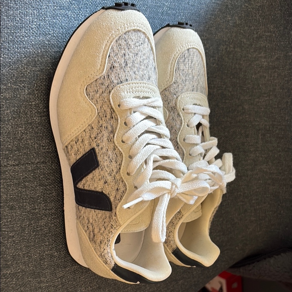 Veja Women's Cream and Black Sneakers